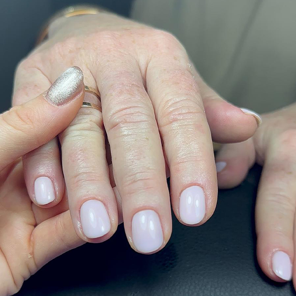 Pose gel rosée avec finition brillante à Toulon