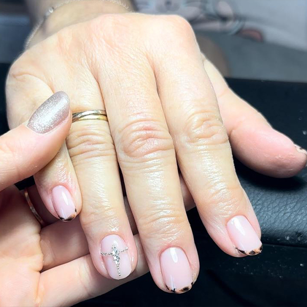 Pose gel rosée avec finition brillante à Toulon