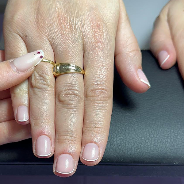 Pose gel rosée avec finition brillante à Toulon