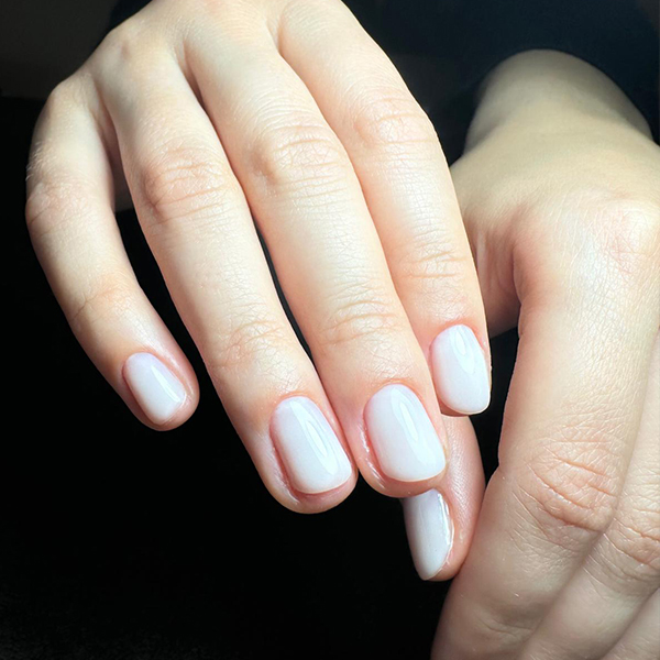 Pose gel rosée avec finition brillante à Toulon