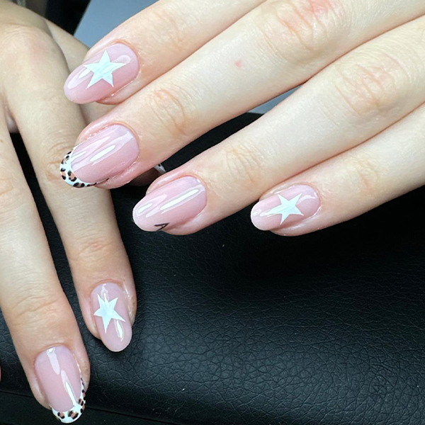 Pose gel rosée avec finition brillante à Toulon