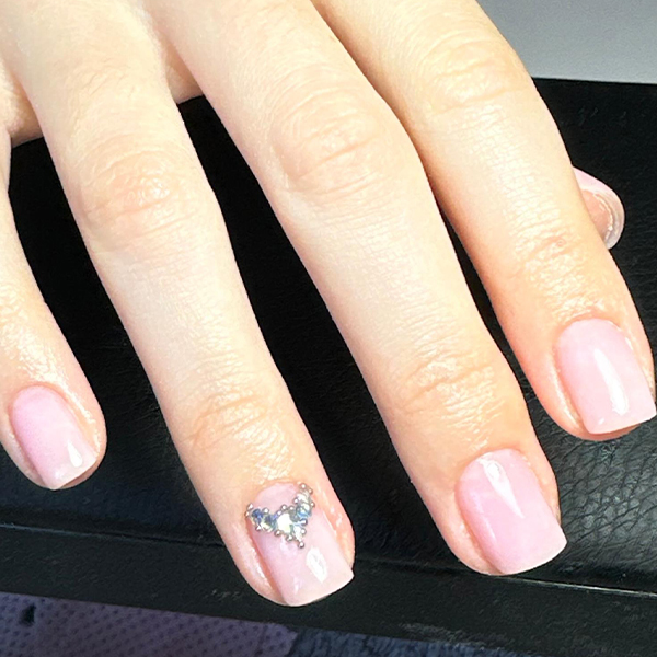 Pose gel rosée avec finition brillante à Toulon