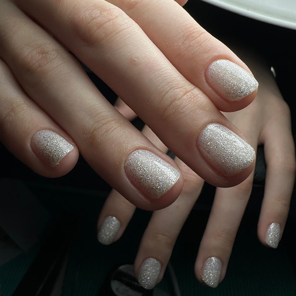 Pose gel rosée avec finition brillante à Toulon