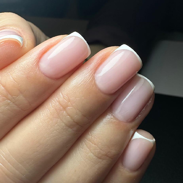 Pose gel rosée avec finition brillante à Toulon