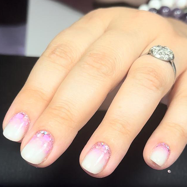 Pose gel rosée avec finition brillante à Toulon