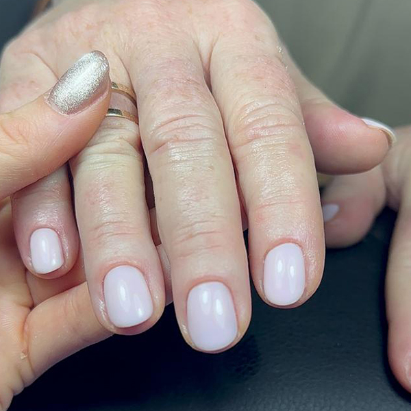 Pose gel rosée avec finition brillante à Toulon