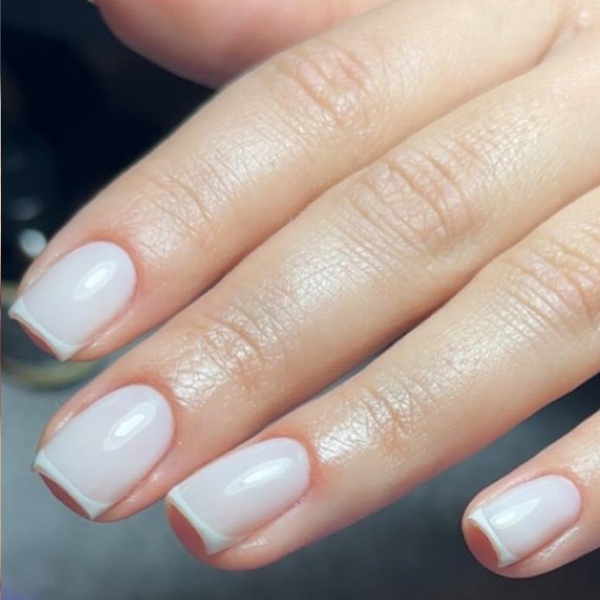 Pose gel rosée avec finition brillante à Toulon