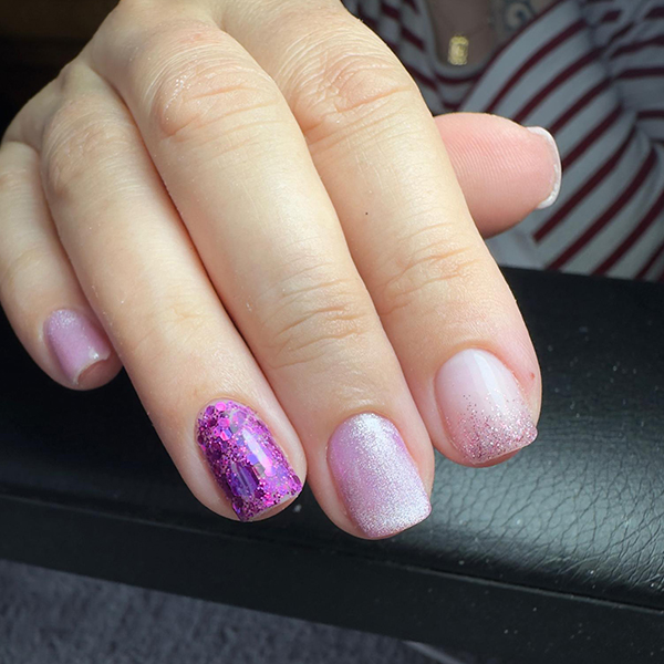 Pose gel rosée avec finition brillante à Toulon