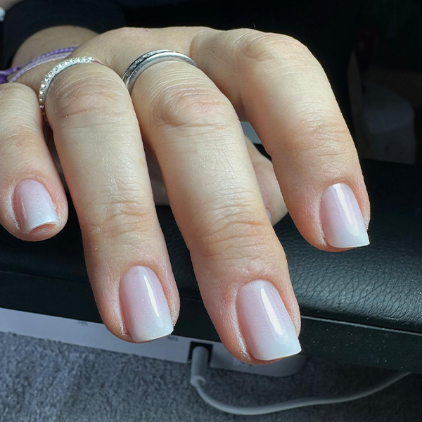 Pose gel rosée avec finition brillante à Toulon