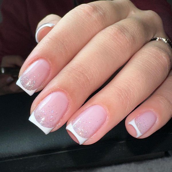 Pose gel rosée avec finition brillante à Toulon