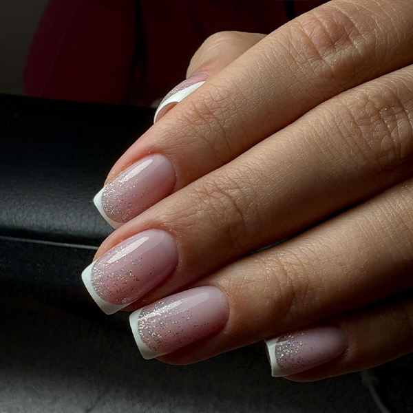 Pose gel rosée avec finition brillante à Toulon