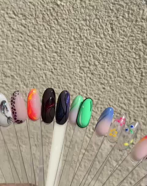 Nuancier nail art réalisé par MarySara à Toulon